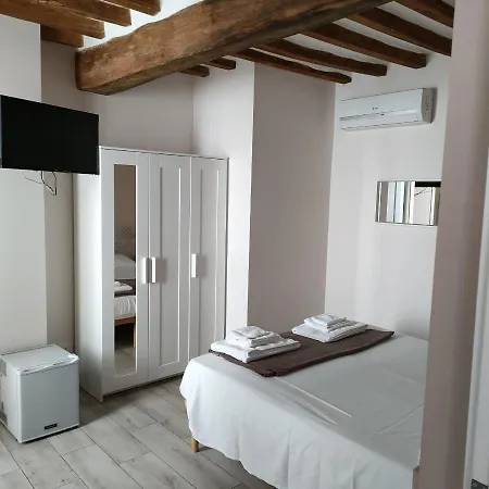 Residenza Borgo Guazzo - By Devona Pensión 3*